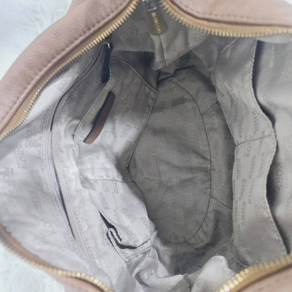 Michael Kors leather hobo with one main compartment and two outside compartments - Picture 12 of 17